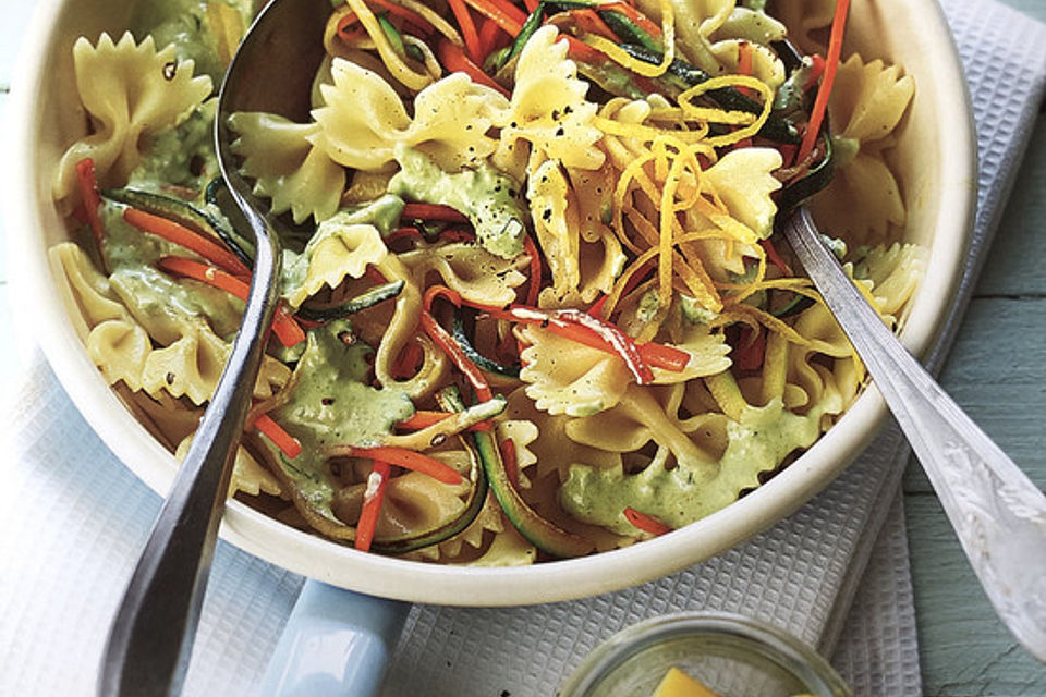 Farfalle-Gemüse-Pfanne mit Avocado