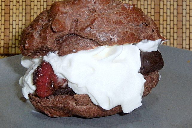 Schokoladen-Windbeutel mit Erdbeer-Vanillesahne-Füllung von Carco| Chefkoch