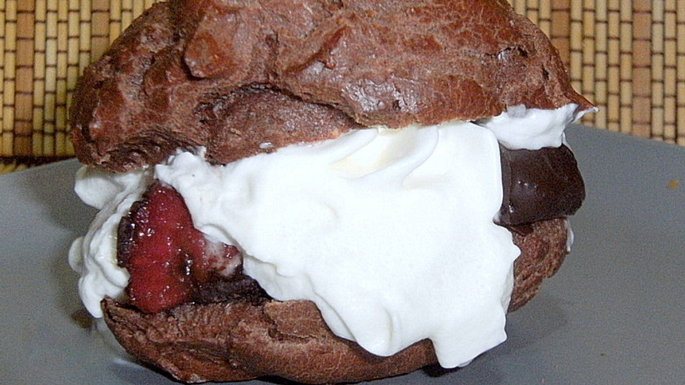 Schokoladen-Windbeutel mit Erdbeer-Vanillesahne-Füllung von Carco| Chefkoch