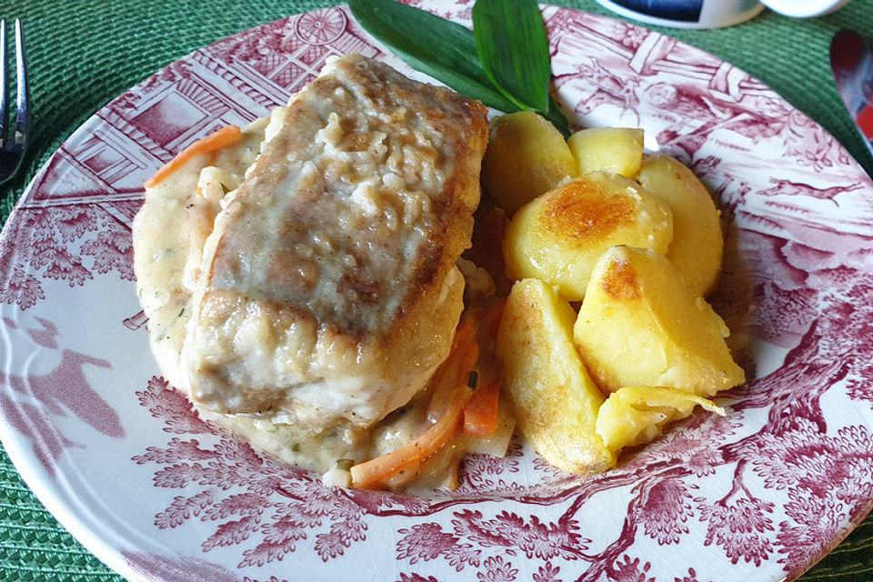 Seelachsloin aus dem Bratschlauch auf Bärlauchrahm