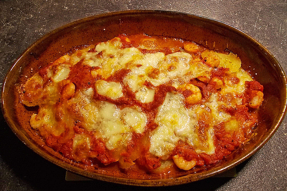 Kartoffelgratin mit Garnelen und Tomaten