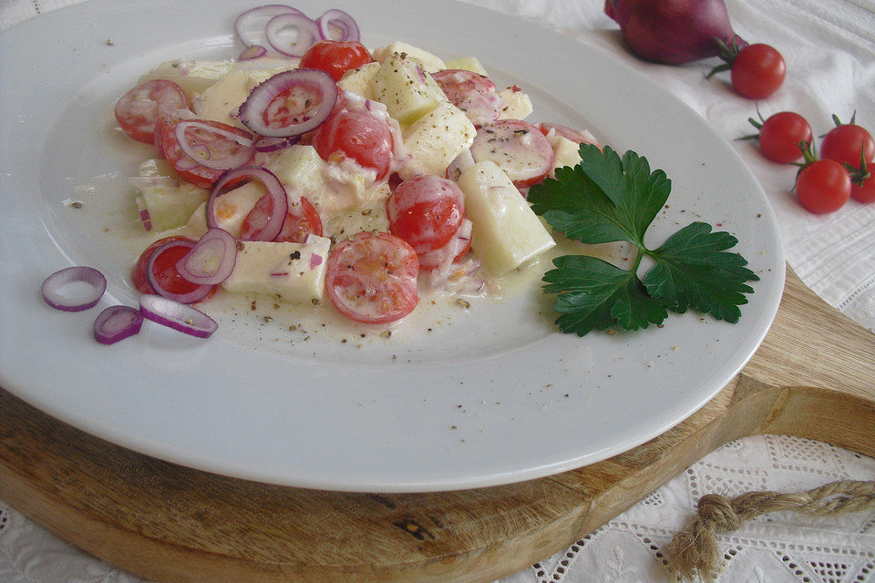 Salat von Cantaloupe-Melone, Cherrytomaten und Mozzarella