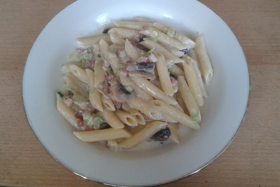 Penne in Sahnesoße mit Speck, Lauch und Pilzen