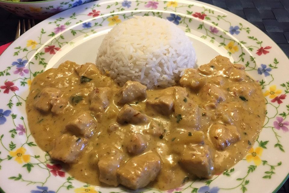 Putengeschnetzeltes mit frischer Ananas in Curry-Vanille-Koriandersoße