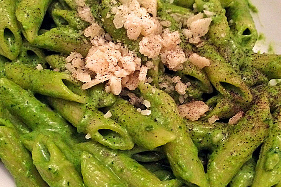 Nudeln mit Spinat-Sahnepesto