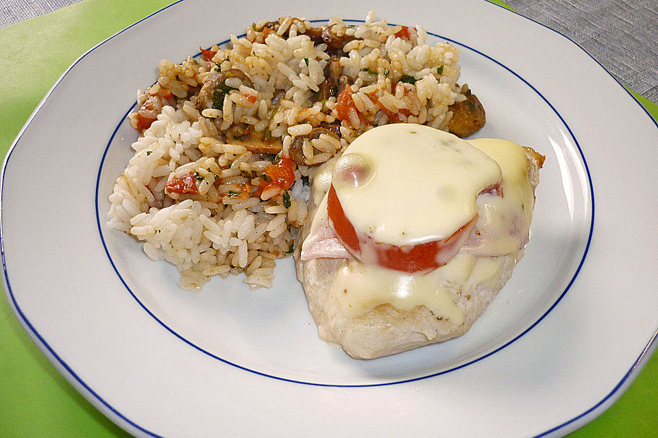 Überbackene Hähnchenbrust mit Tomate und Gemüsereis