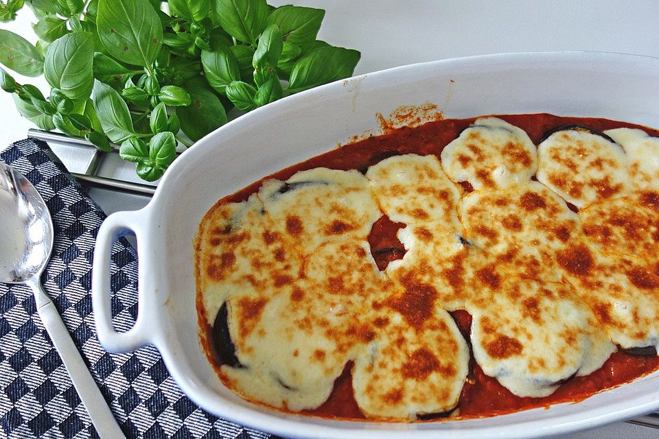 Überbackene Auberginen in einer würzigen Tomatensauce