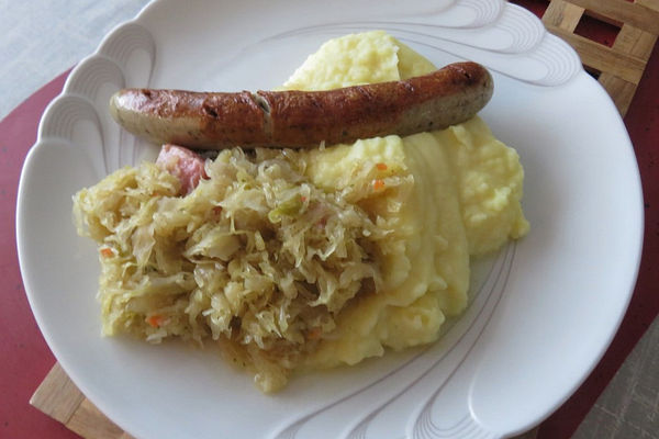 Thüringer Bratwurst mit Kartoffelpüree und Sauerkraut von vollwertklops ...