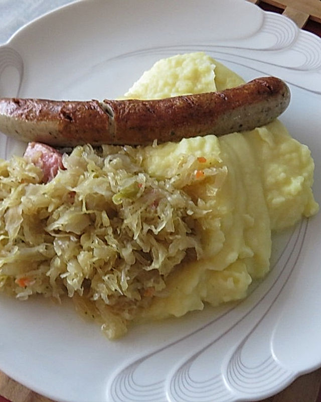 Thüringer Bratwurst mit Kartoffelpüree und Sauerkraut