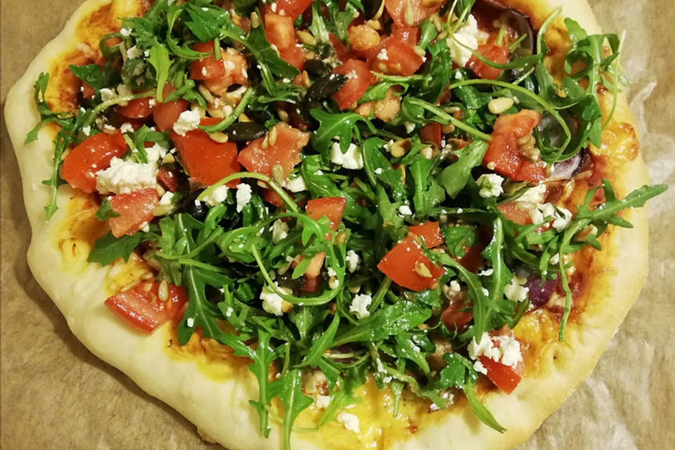 Pizza Rucola oder Pizza Barbecue mit Käserand