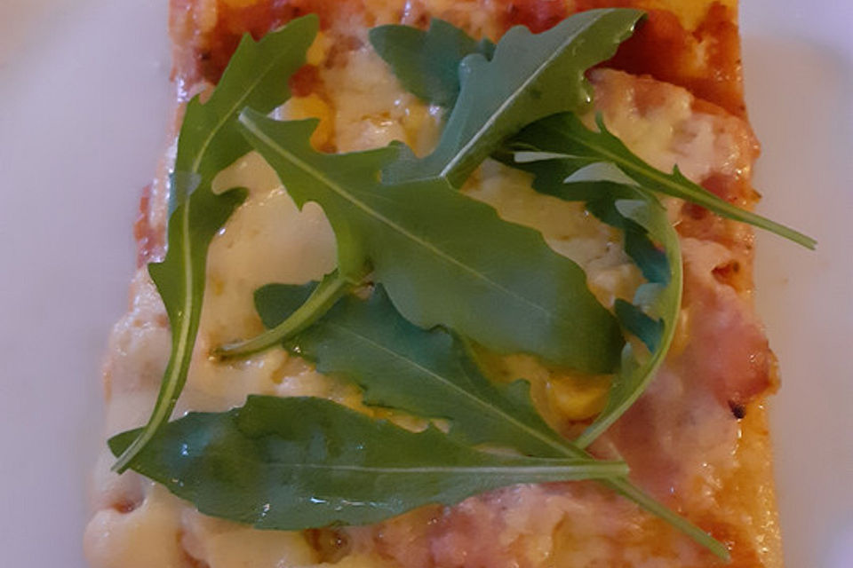 Pizza Rucola oder Pizza Barbecue mit Käserand