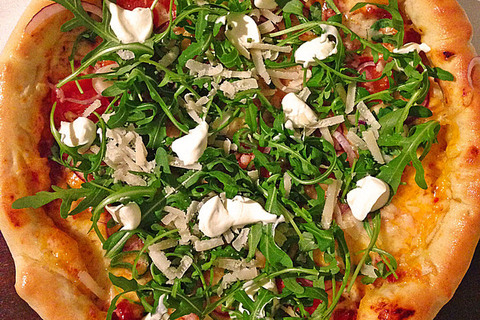 Pizza Rucola oder Pizza Barbecue mit Käserand