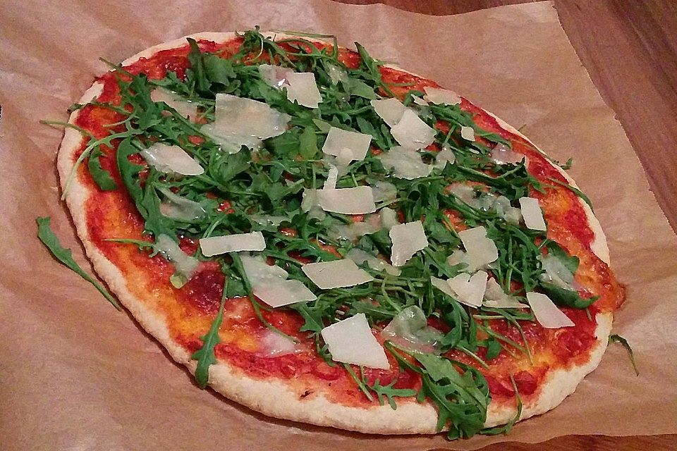 Pizza Rucola oder Pizza Barbecue mit Käserand