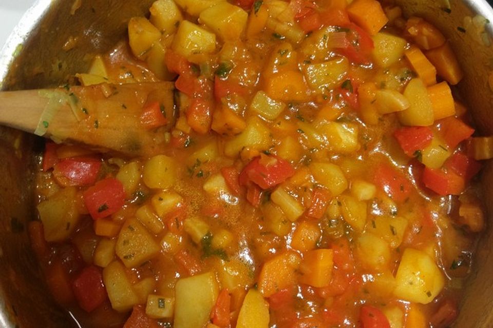 Veganes Gulasch mit Kartoffeln