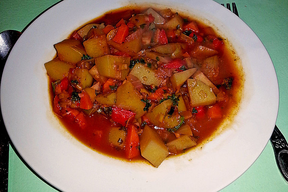 Veganes Gulasch mit Kartoffeln