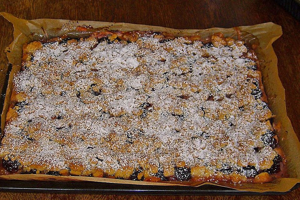 Pflaumenkuchen mit Pudding und Streusel