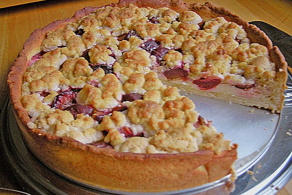 Pflaumenkuchen mit Pudding und Streusel