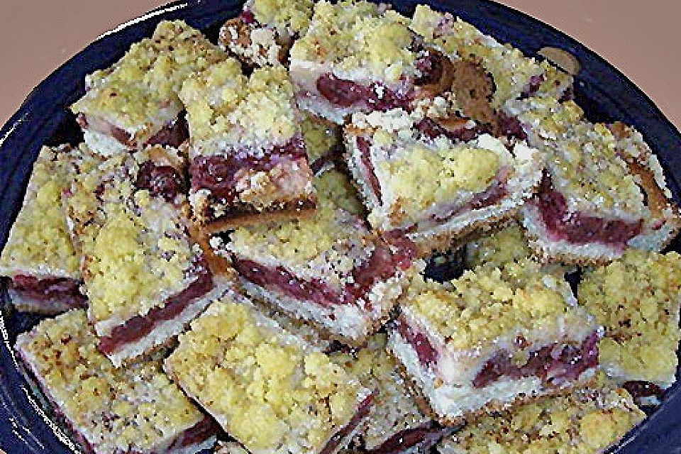 Pflaumenkuchen mit Pudding und Streusel