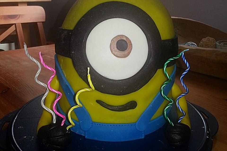 Minion-Torte mit Schokofüllung