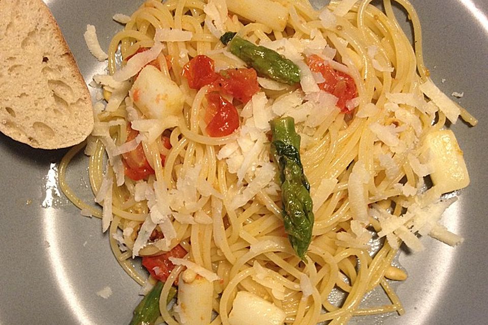 Spaghetti mit gebratenem Spargel und Basilikum