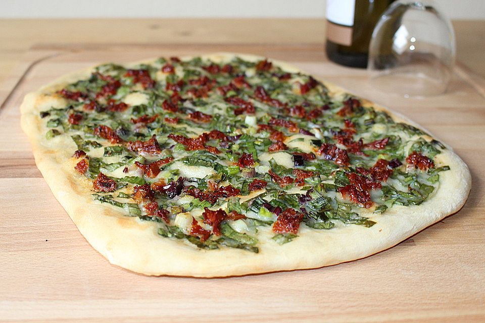 Veganer Flammkuchen mit Bärlauch und getrockneten Tomaten