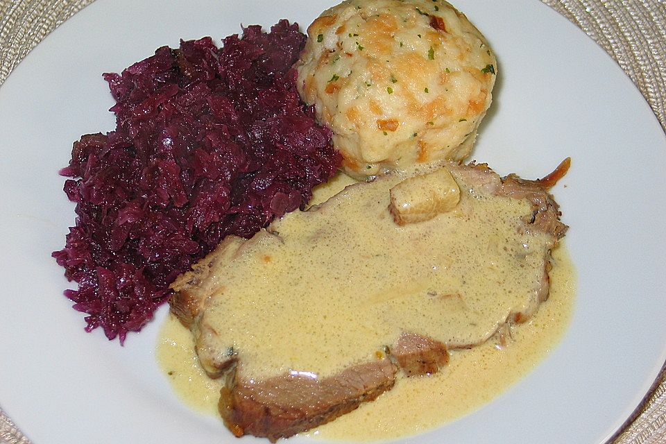 Schweinenackenbraten mit Sahne-Speck-Zwiebel-Soße