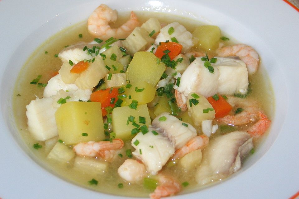 Gemüsesuppe mit Fisch und Garnelen