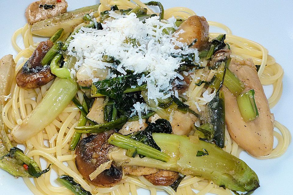 Spaghetti mit Puntarelle und Pilzen