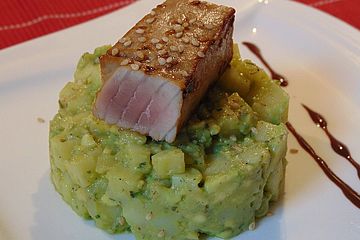 Thunfisch auf Avocado-Kartoffelsalat