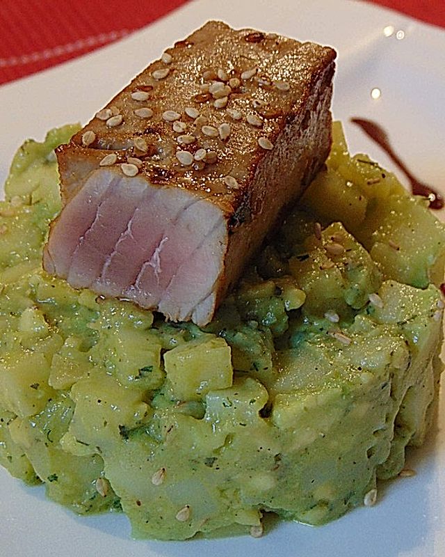 Thunfisch auf Avocado-Kartoffelsalat