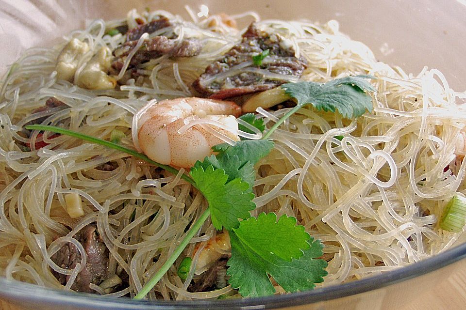 Asiatischer Glasnudelsalat mit Garnelen