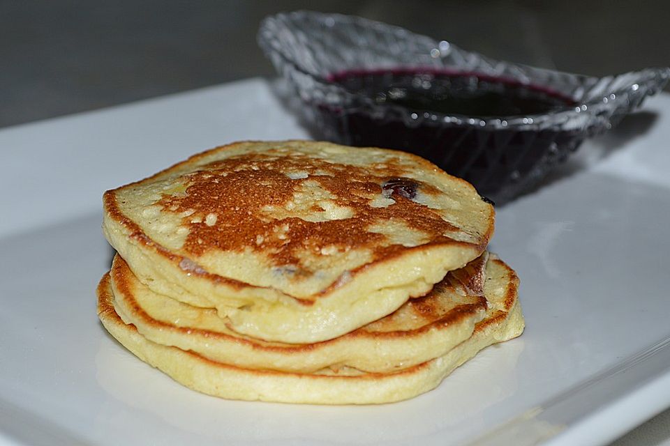 Quarkkäulchen mit Cranberries und Blaubeersoße