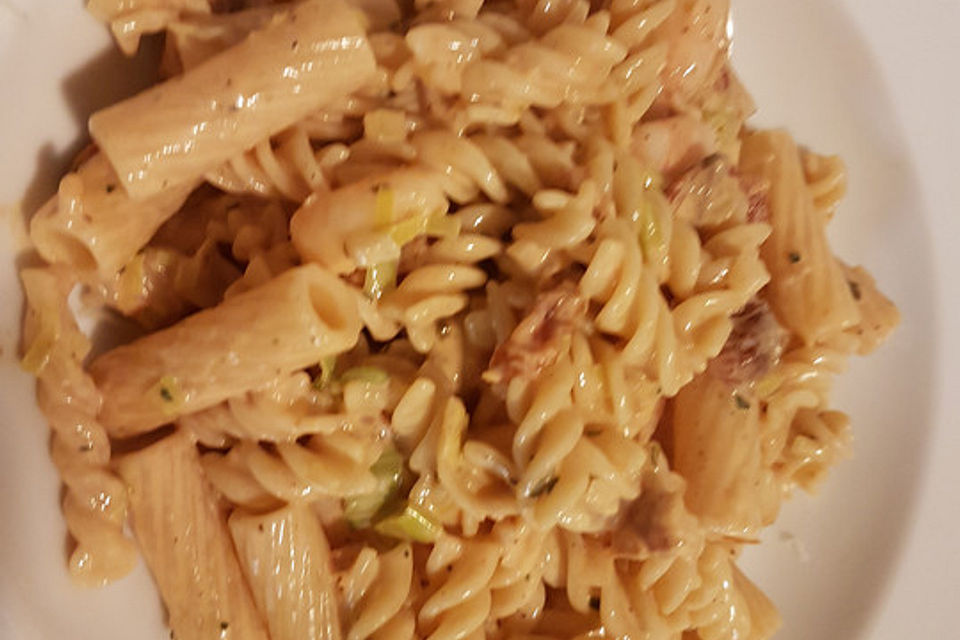 Grüne Pasta in Käsesahnesoße mit Garnelen und getrockneten Tomaten