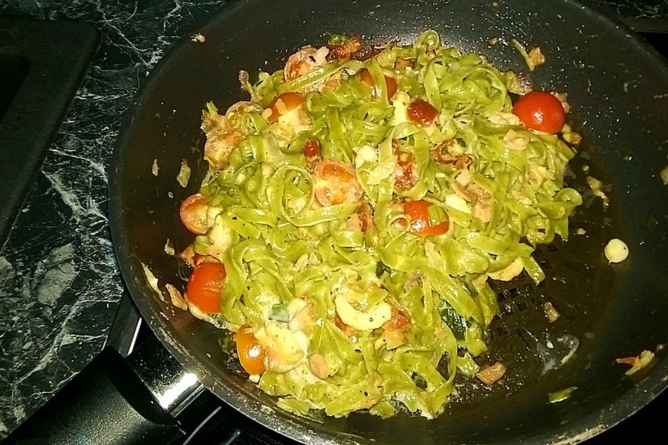 Grüne Pasta in Käsesahnesoße mit Garnelen und getrockneten Tomaten