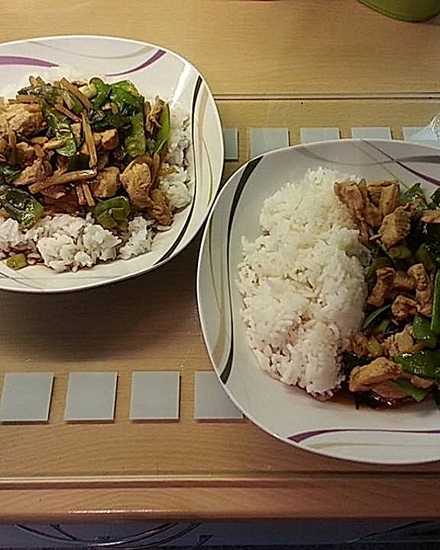 Asiatische Hähnchen-Gemüsepfanne mit Reis