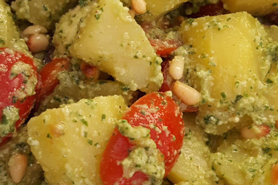 Italienischer Kartoffelsalat mit Tomaten, Mozzarella und Pesto