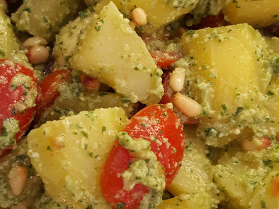 Italienischer Kartoffelsalat mit Tomaten, Mozzarella und Pesto von ...