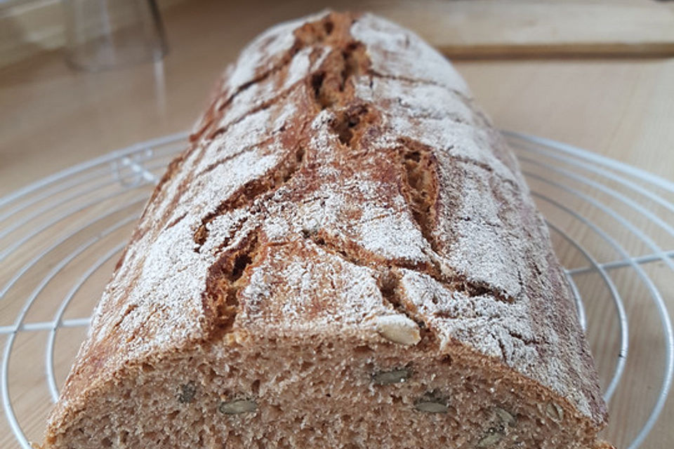 Roggen-Dinkel-Mischbrot mit Sauerteig und Kürbiskernen