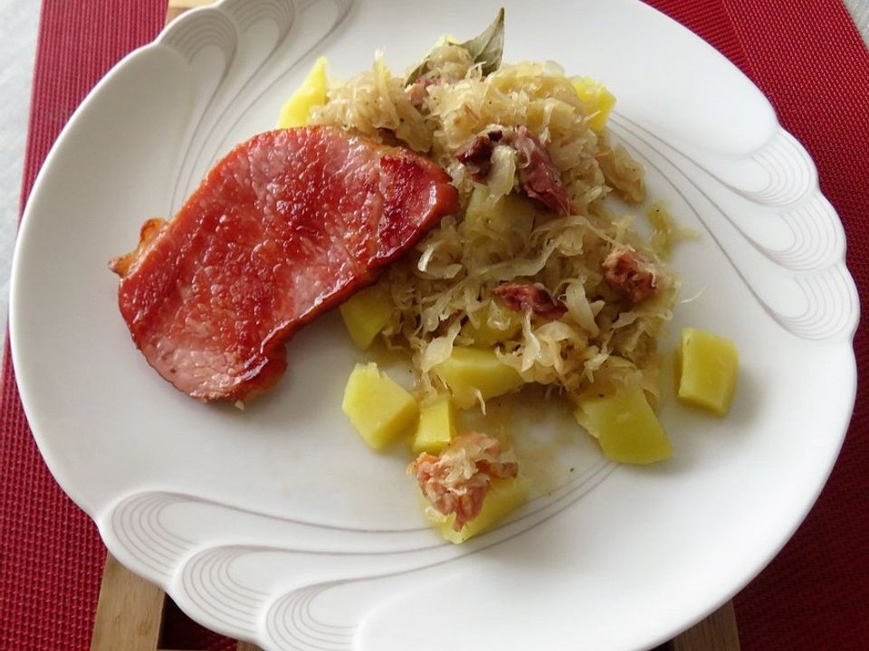 Deftiger Sauerkrauteintopf aus dem Backofen - Kochen Gut | kochengut.de