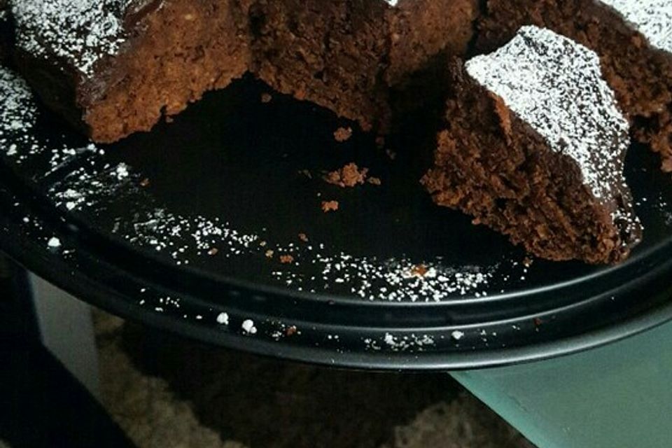 Veganer Schoko-Walnuss-Kuchen mit Birne und Dinkelmehl