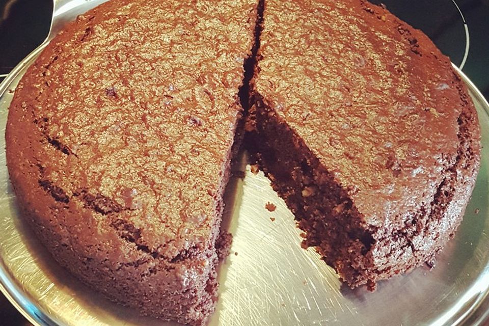 Veganer Schoko-Walnuss-Kuchen mit Birne und Dinkelmehl