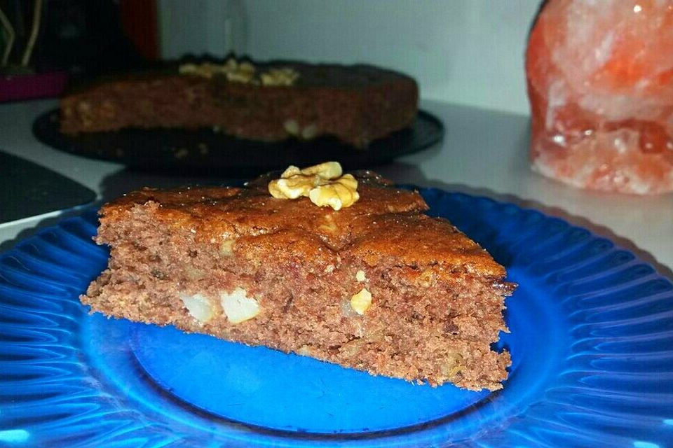 Veganer Schoko-Walnuss-Kuchen mit Birne und Dinkelmehl