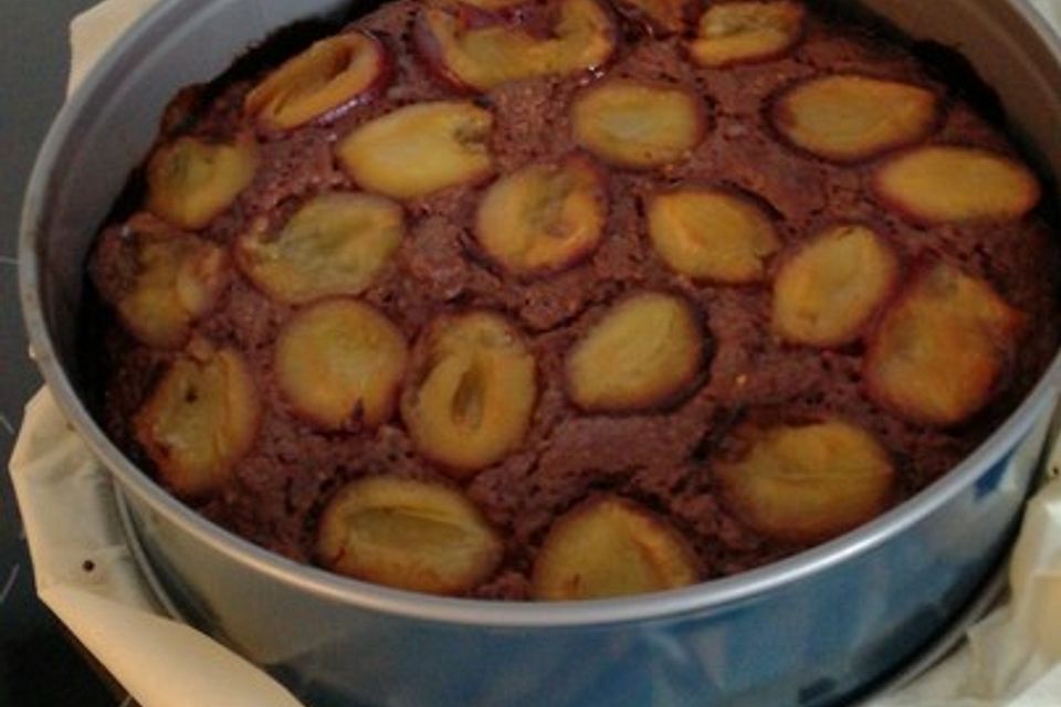Veganer Schoko-Walnuss-Kuchen mit Birne und Dinkelmehl
