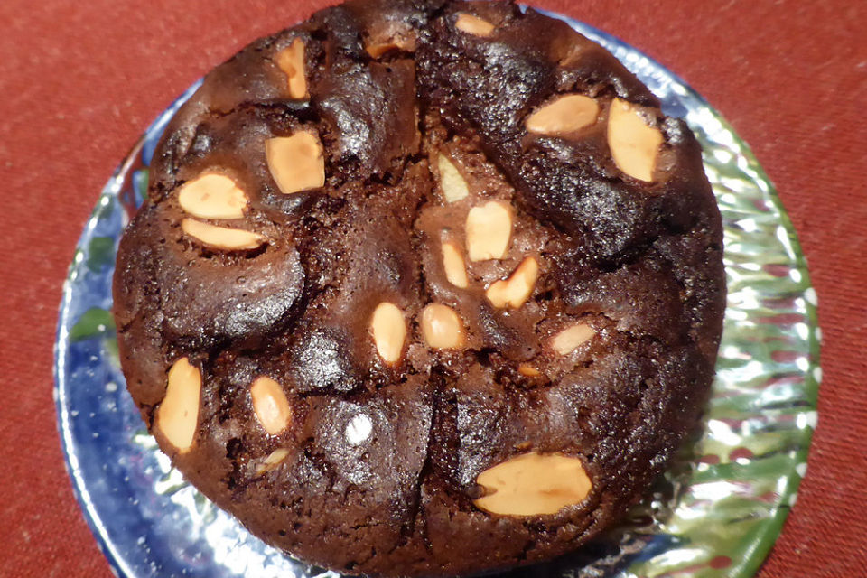 Veganer Schoko-Walnuss-Kuchen mit Birne und Dinkelmehl