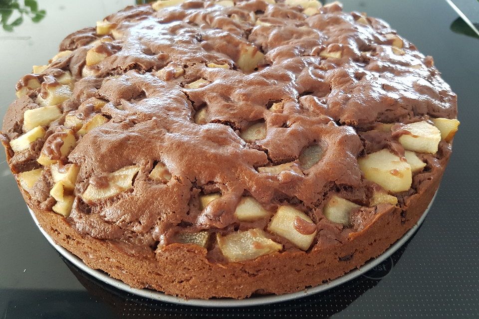Veganer Schoko-Walnuss-Kuchen mit Birne und Dinkelmehl