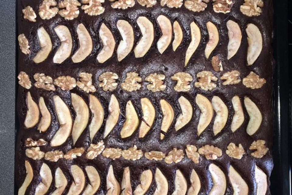 Veganer Schoko-Walnuss-Kuchen mit Birne und Dinkelmehl