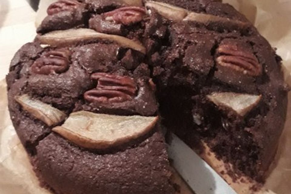 Veganer Schoko-Walnuss-Kuchen mit Birne und Dinkelmehl