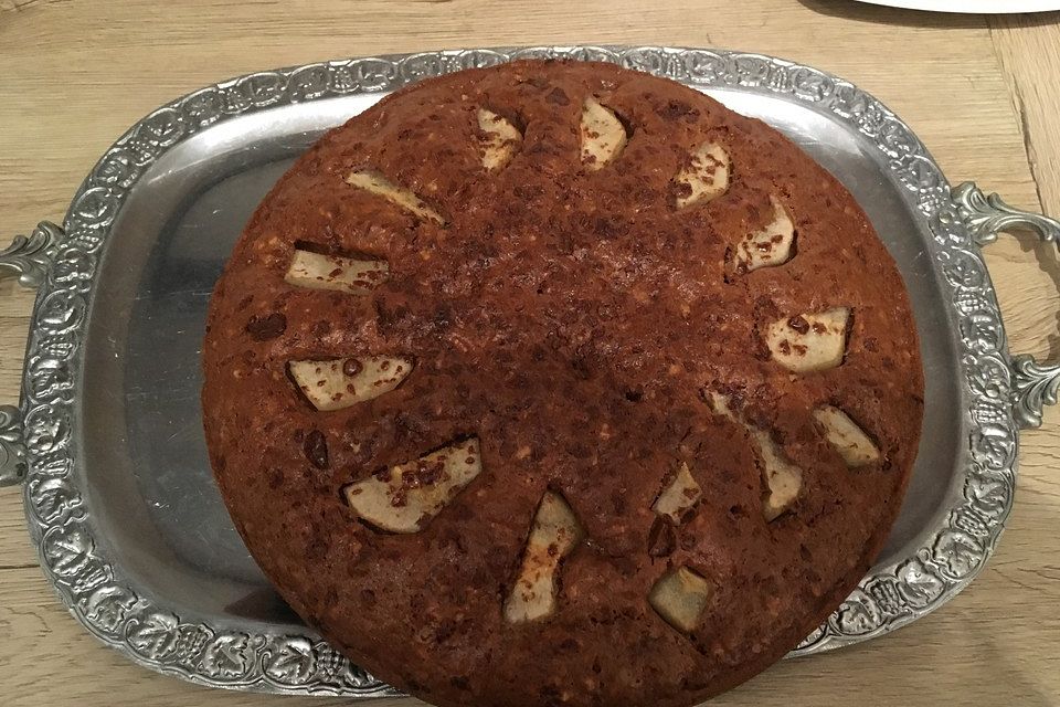 Veganer Schoko-Walnuss-Kuchen mit Birne und Dinkelmehl