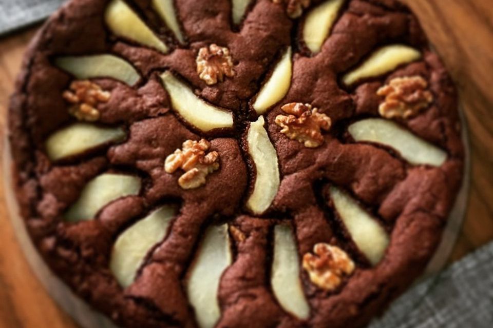 Veganer Schoko-Walnuss-Kuchen mit Birne und Dinkelmehl