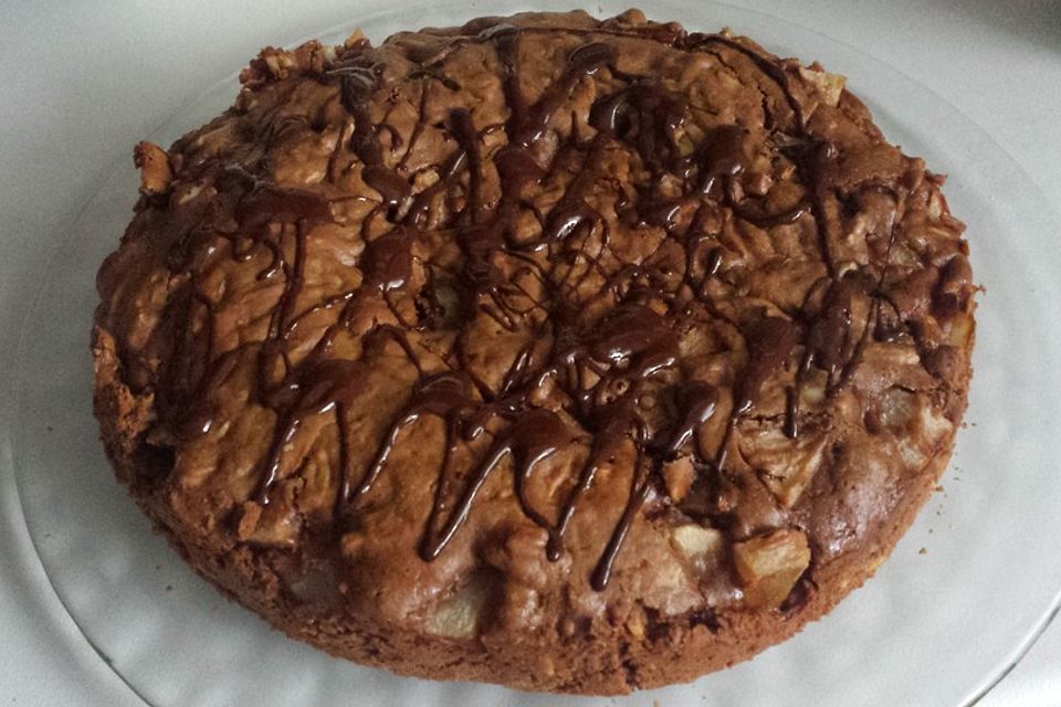 Veganer Schoko-Walnuss-Kuchen mit Birne und Dinkelmehl